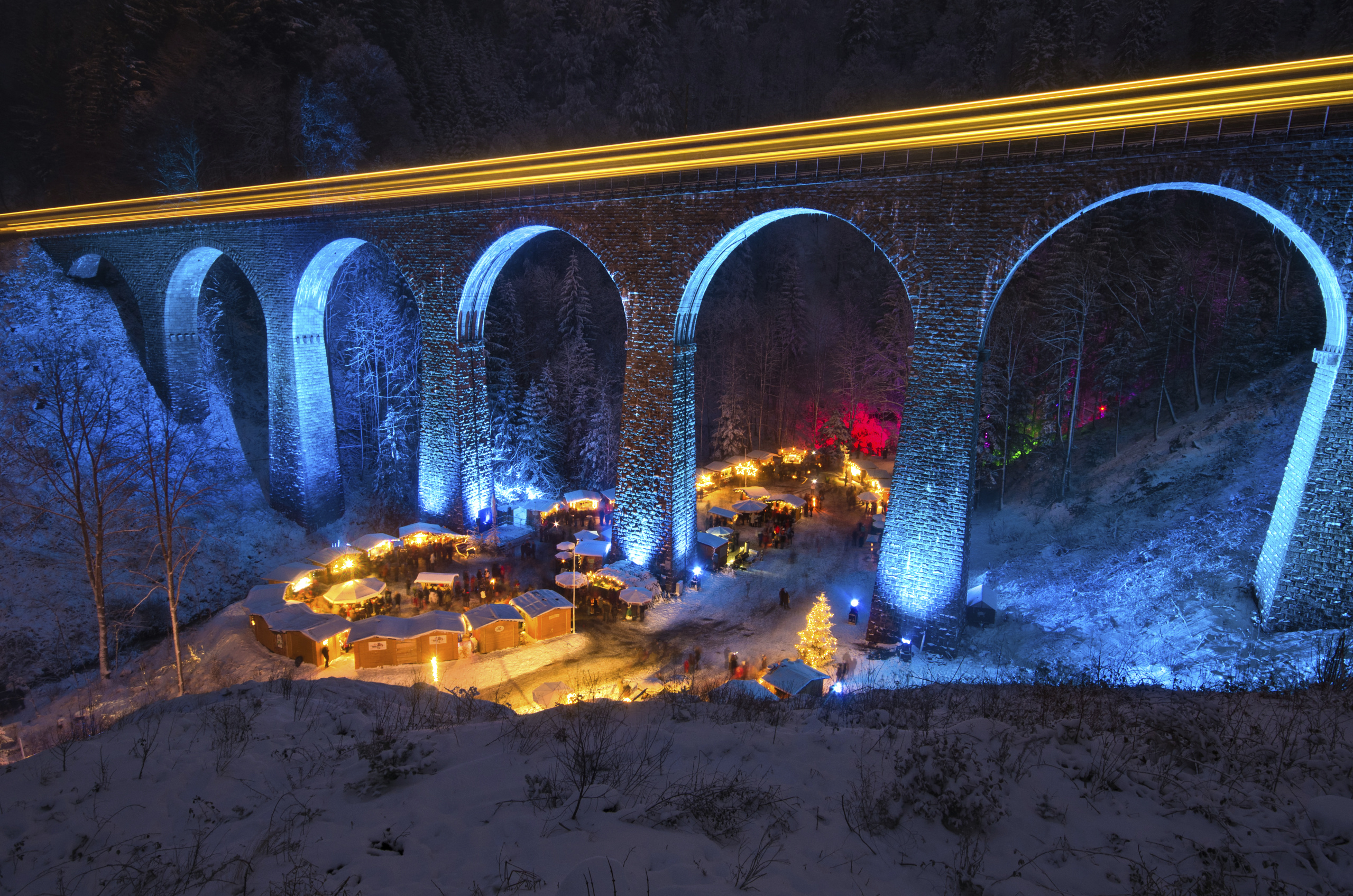 Christmas market in the Ravenna Gorge viaduct with train